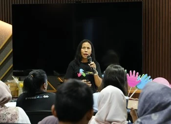 Sambutan oleh Prof. Dr. dr. Tri Indah Winarni, M.Si.Med.,PA