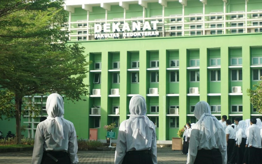 Mahasiswa Fakultas Kedokteran Laksanakan Upacara Rutin – 10 Oktober 2022