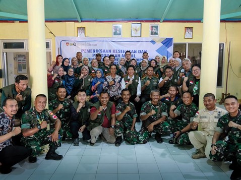 Fakultas Kedokteran Universitas Diponegoro dan Kesdam IV/Diponegoro Gelar Pemeriksaan Kesehatan dan Pengobatan Massal untuk Korban Banjir di Kendal