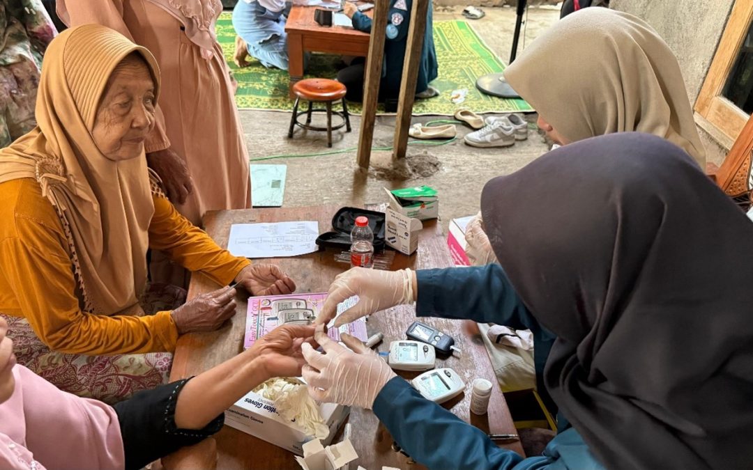 Mahasiswa KKN-T UNDIP Gelar Pemeriksaan Kesehatan Gratis & Edukasi Gaya Hidup Sehat bagi UMKM RW 07 dan RW 08 Kelurahan Rowosari, Semarang