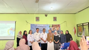 Tim dosen CMHN FK UNDIP bersama Bapak Lurah Meteseh Rahman dan peserta ibu-ibu dalam kegiatan pengabdian masyarakat kesehatan jiwa.