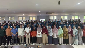 Foto bersama dosen pembimbing dan pengurus organisasi mahasiswa dalam kegiatan Rapat Kerja Tahunan Ormawa 2026 Fakultas Kedokteran Universitas Diponegoro di Ruang Teatrikal FK Undip, Semarang.