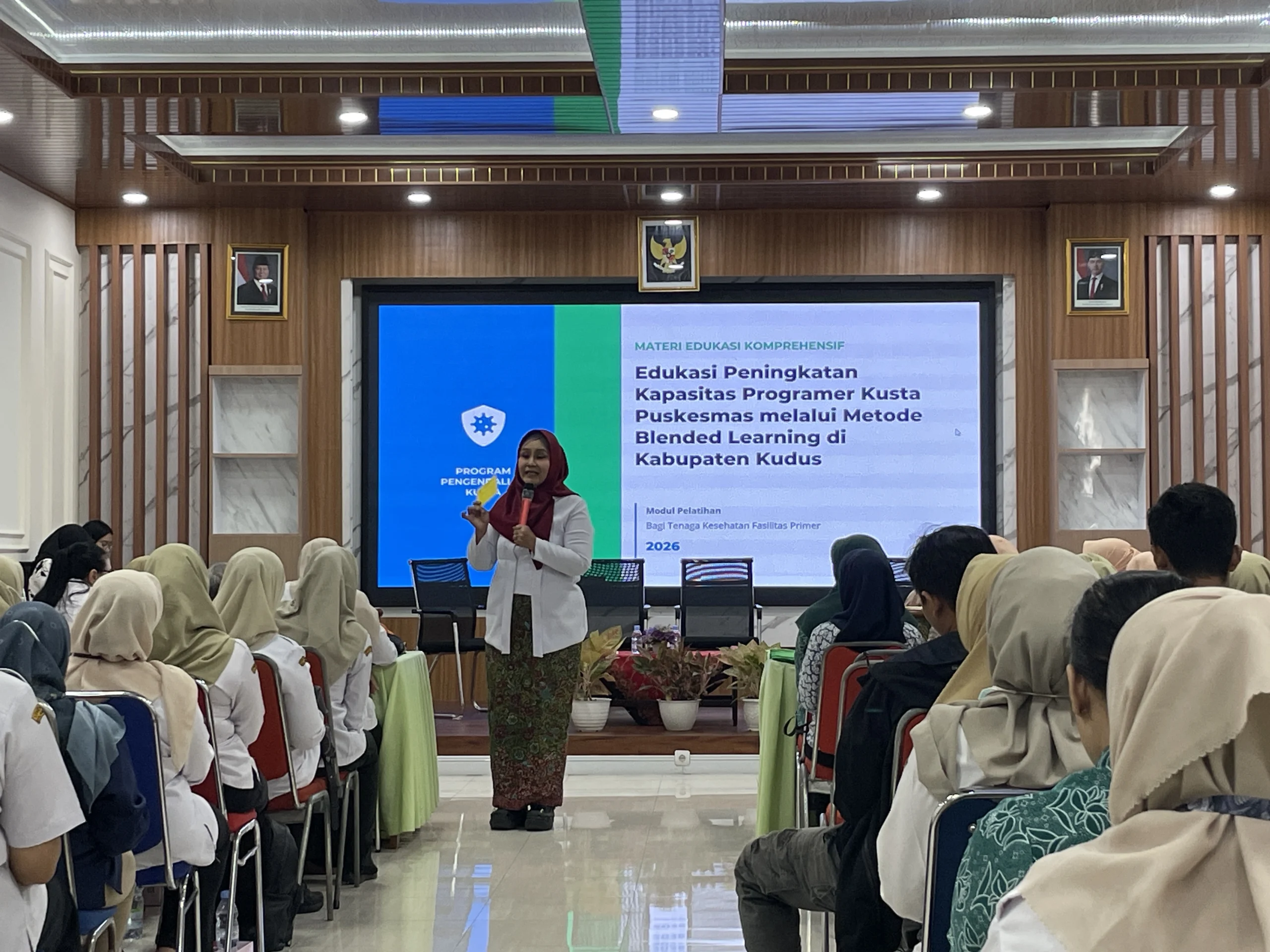 Pemateri dari Fakultas Kedokteran Undip memberikan edukasi peningkatan kapasitas programer kusta kepada tenaga kesehatan di DKK Kudus