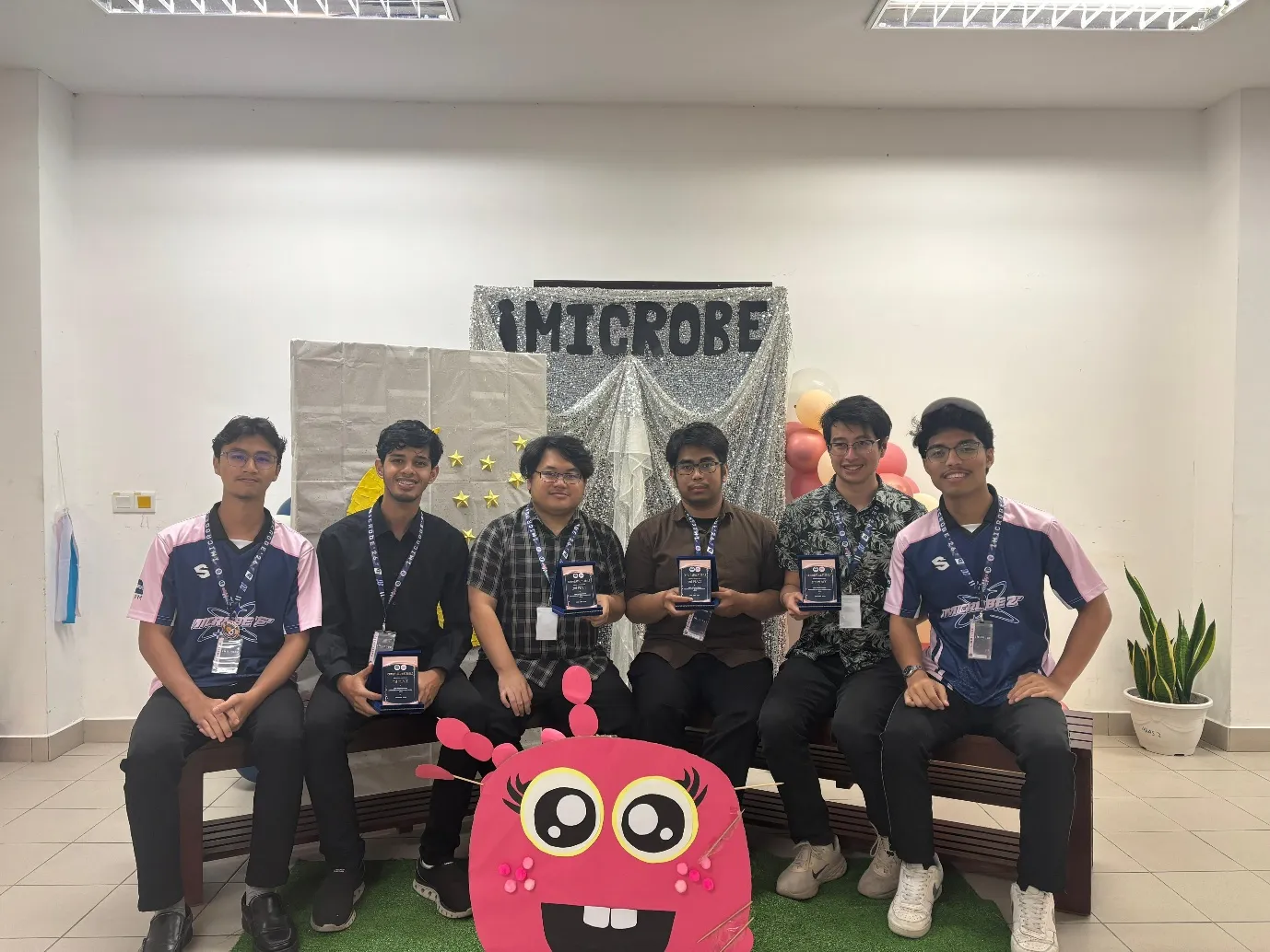 Seluruh anggota tim Fakultas Kedokteran Universitas Diponegoro berfoto bersama dalam ajang IMICROBE 2026 di Malaysia.