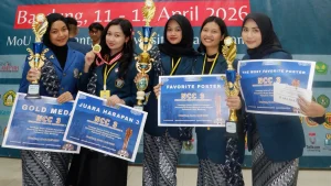 Mahasiswa Fakultas Kedokteran Universitas Diponegoro menunjukkan medali, sertifikat, dan poster setelah meraih Gold Medal, Juara Harapan 3, Favorite Poster, dan The Most Favorite Poster pada ajang Nusantara Creative Competition (NCC) 3 di Bandung.
