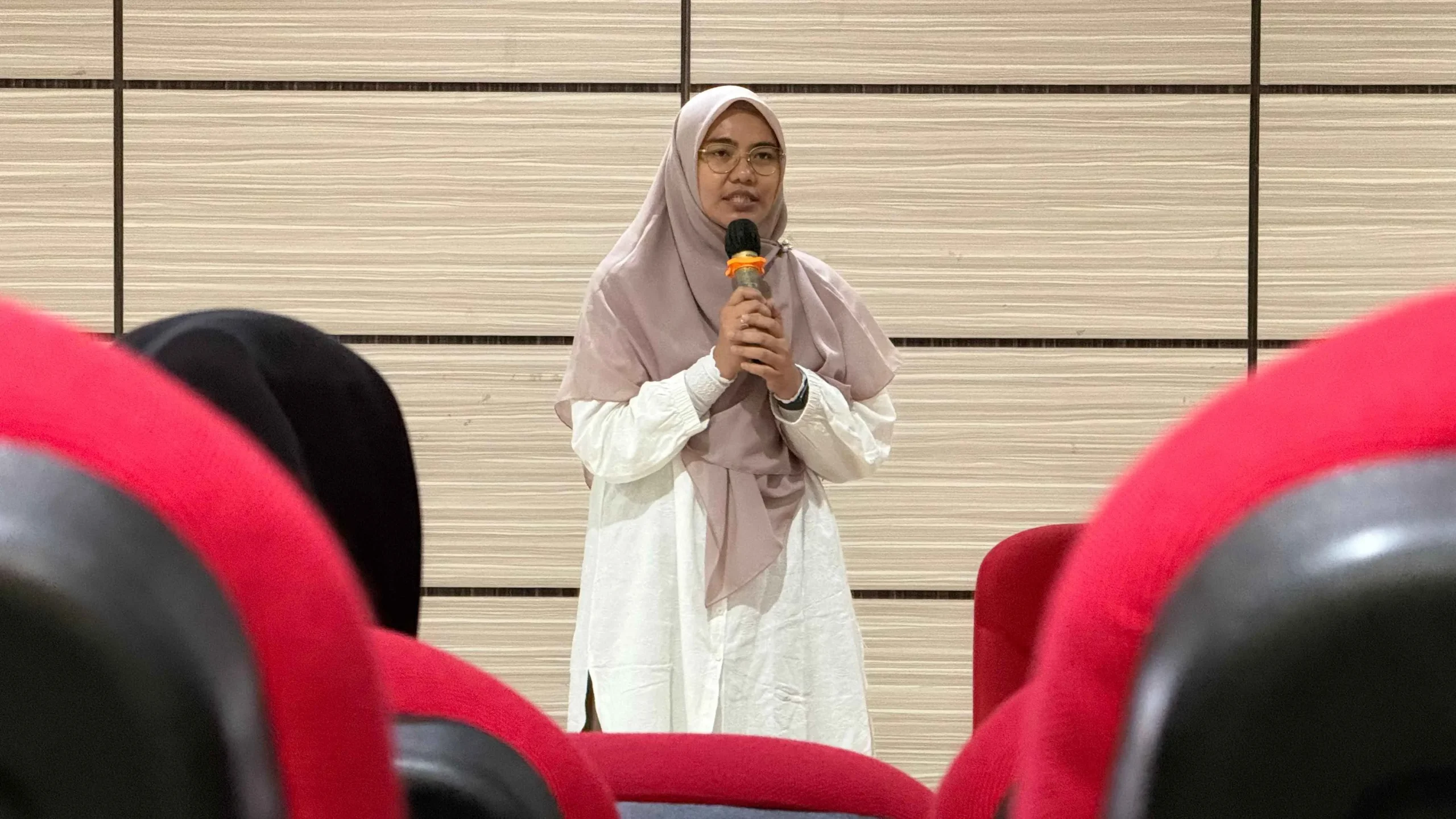 Wakil Dekan Bidang Akademik dan Kemahasiswaan FK Undip memberikan sambutan dalam kegiatan Rapat Kerja Tahunan Ormawa 2026 di Ruang Teatrikal FK Undip.