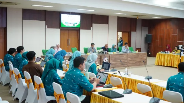 The academic community of the Faculty of Medicine, Universitas Diponegoro, participated in the minimum accreditation visitation process for the Pharmacist Professional Education Study Program together with the assessors from LAM-PTKes.