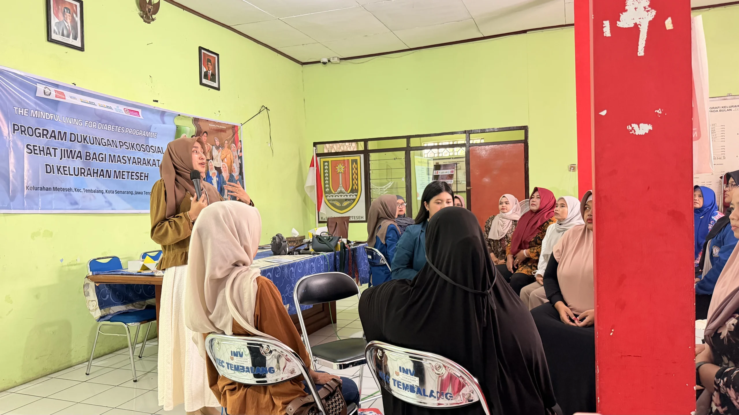 Narasumber tim pengabdian FK UNDIP sedang memberikan materi dukungan psikososial kepada ibu-ibu di Kelurahan Meteseh Semarang.