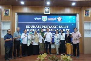 Tim Fakultas Kedokteran Undip bersama DKK Kudus dan tenaga kesehatan usai kegiatan edukasi penyakit kulit menular di Kudus