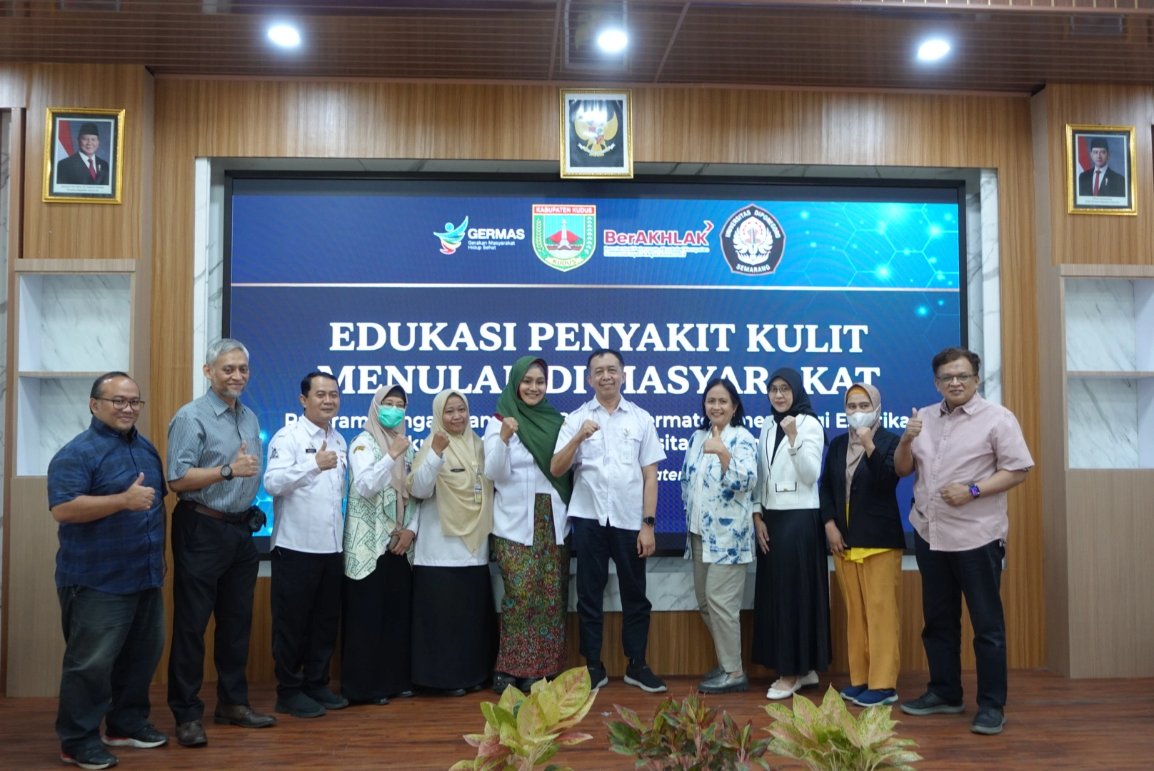 Tim Fakultas Kedokteran Undip bersama DKK Kudus dan tenaga kesehatan usai kegiatan edukasi penyakit kulit menular di Kudus