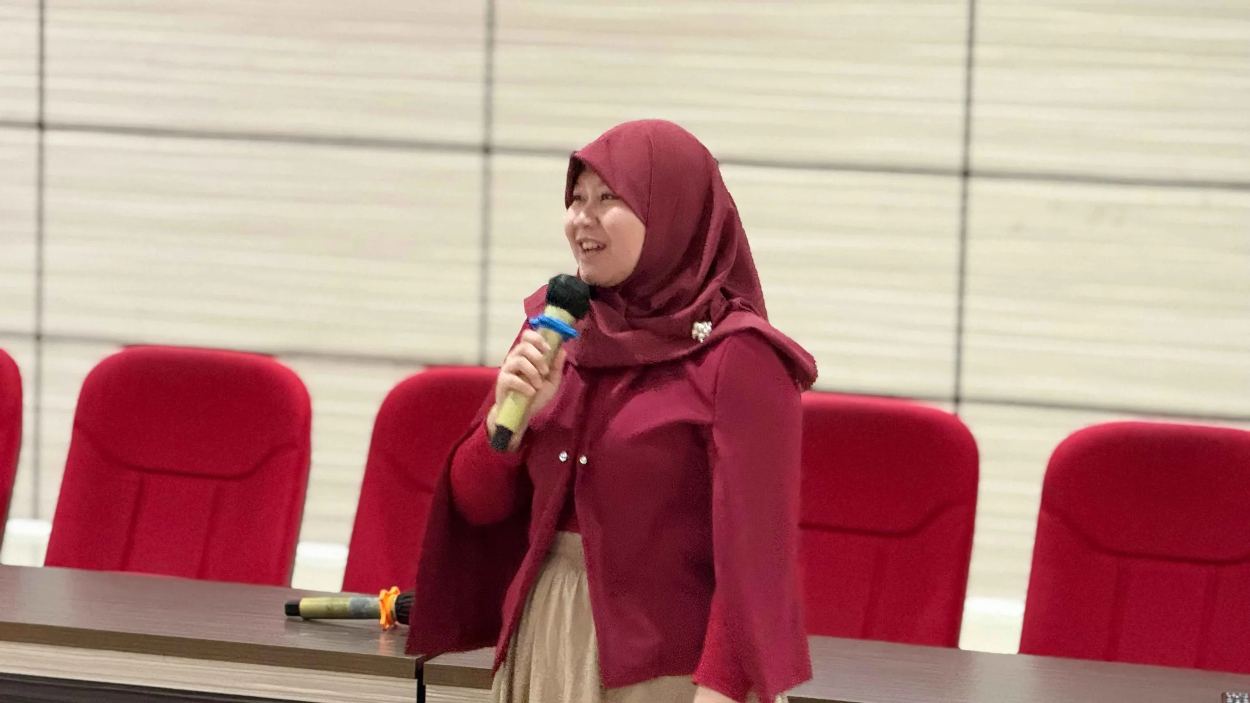 Koordinator Divisi Ormawa FK Undip, Ns. Nur Hafizhah Widyaningtyas, S.Kep., M.Kep., memberikan pemaparan dalam kegiatan Rapat Kerja Tahunan Ormawa 2026 di Fakultas Kedokteran Universitas Diponegoro.