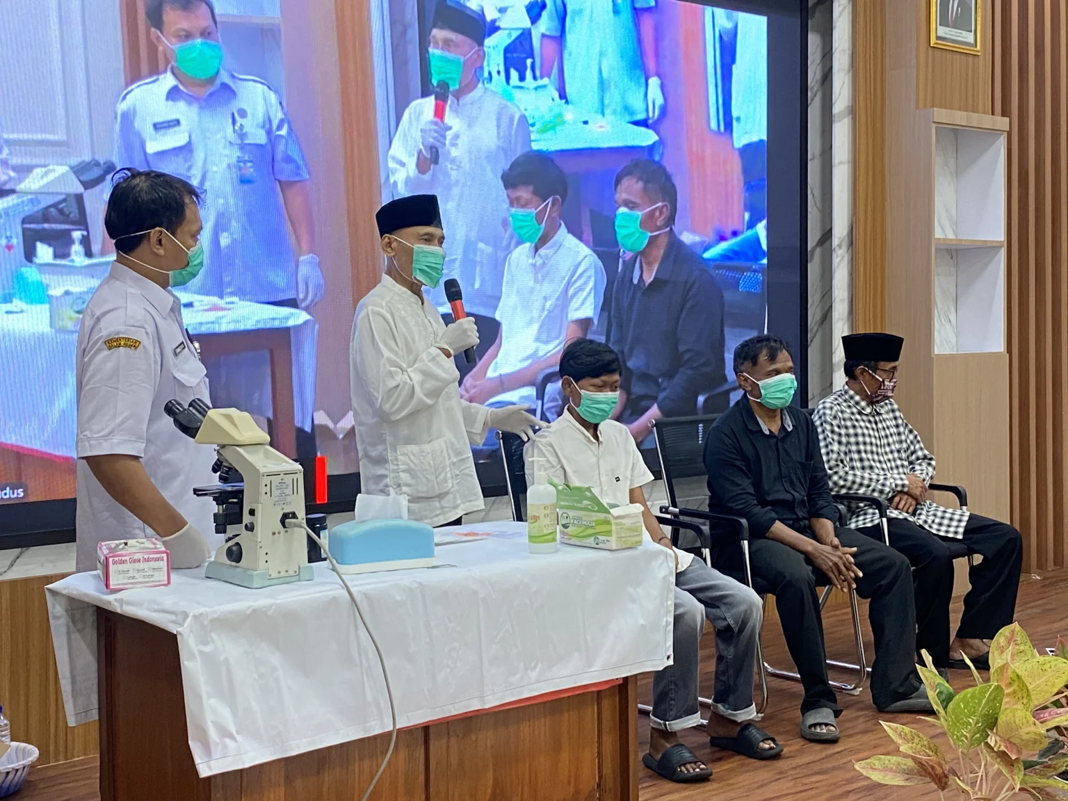 The team from Faculty of Medicine, Universitas Diponegoro provided hands-on simulations and educational outreach on infectious skin diseases and basic dermatological treatment to the community.