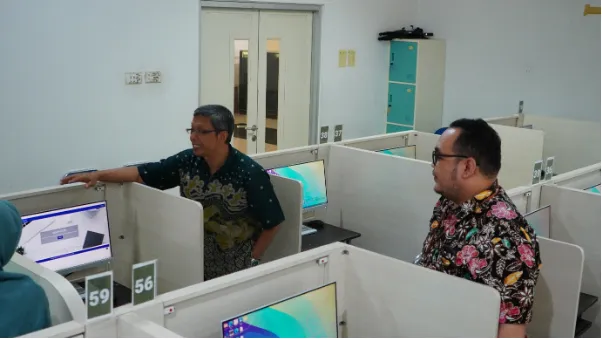 Tim asesor LAM-PTKes meninjau fasilitas CBT Center Program Studi Pendidikan Profesi Apoteker Fakultas Kedokteran Universitas Diponegoro saat visitasi akreditasi minimal di Semarang.