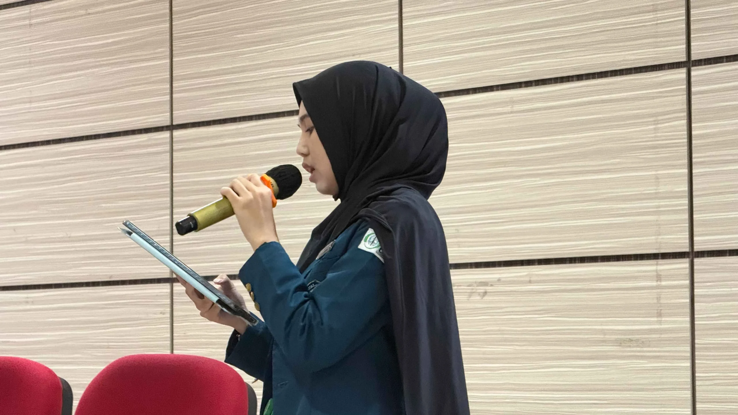 Perwakilan organisasi mahasiswa FK Undip mempresentasikan program kerja dalam sesi Raker Ormawa 2026 di Ruang Teatrikal FK Undip, Semarang.