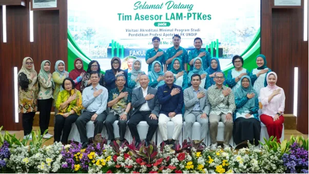 Tim asesor LAM-PTKes bersama pimpinan dan civitas akademika Fakultas Kedokteran Universitas Diponegoro berfoto bersama usai visitasi akreditasi minimal PSPA.