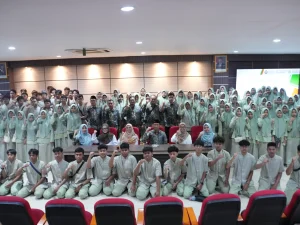 Ratusan siswa SMA Khadijah Surabaya berfoto bersama dosen dan perwakilan Fakultas Kedokteran Universitas Diponegoro di Kampus Tembalang, Semarang.