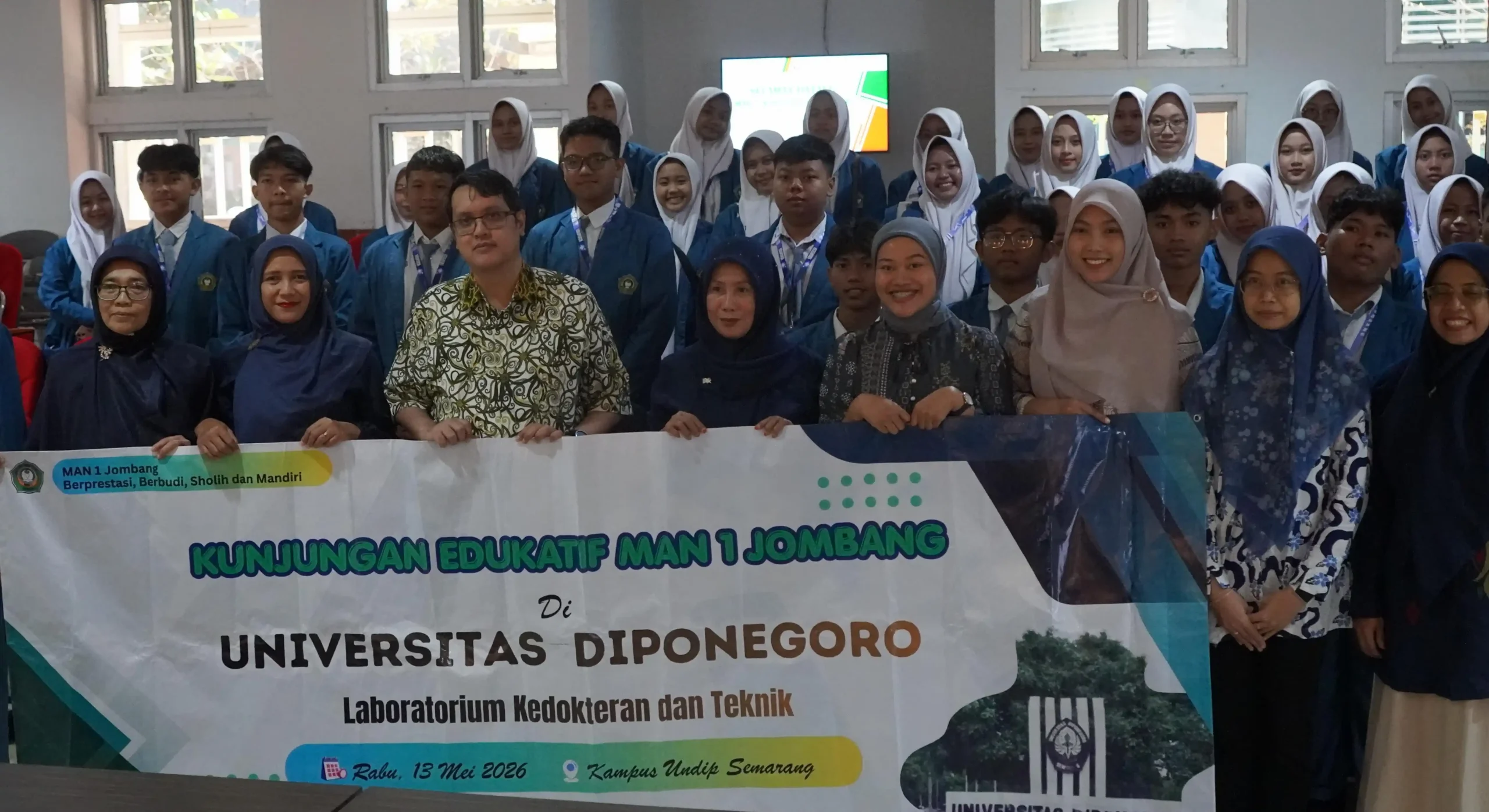 Siswa kelas XI SMAN 1 Jombang berfoto bersama dosen dan sivitas akademika Fakultas Kedokteran Universitas Diponegoro dalam kunjungan edukatif di Semarang.