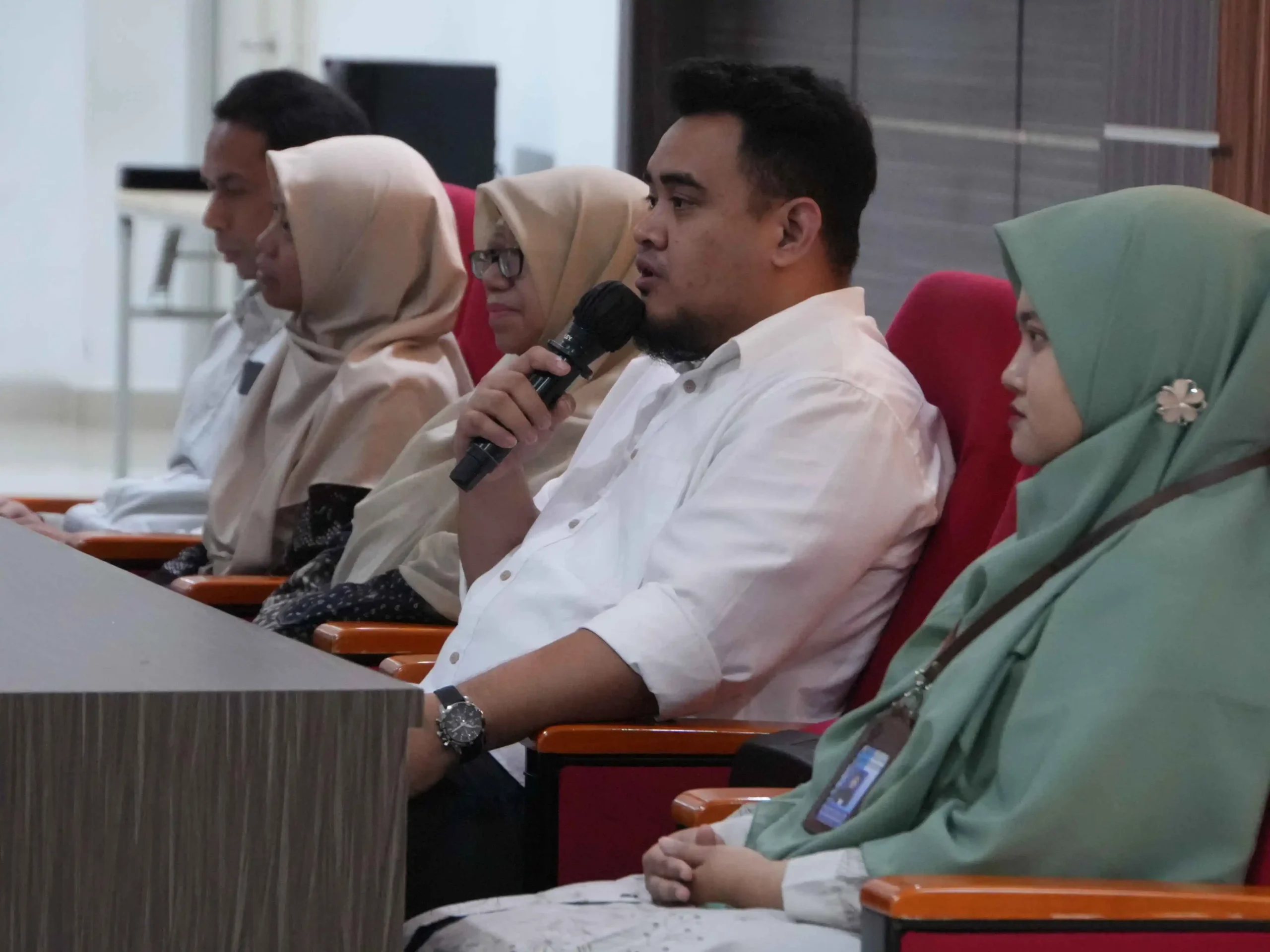 drg. Yoghi Bagus Prabowo delivers a presentation on dental education to students of SMA Islam PB Soedirman Bekasi during an educational visit at the Faculty of Medicine, Universitas Diponegoro