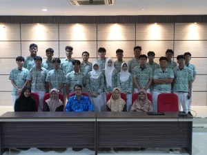 Rombongan SMA Islam PB Soedirman Bekasi bersama pimpinan dan sivitas akademika Fakultas Kedokteran Universitas Diponegoro berfoto bersama usai kegiatan kunjungan edukatif di Semarang.
