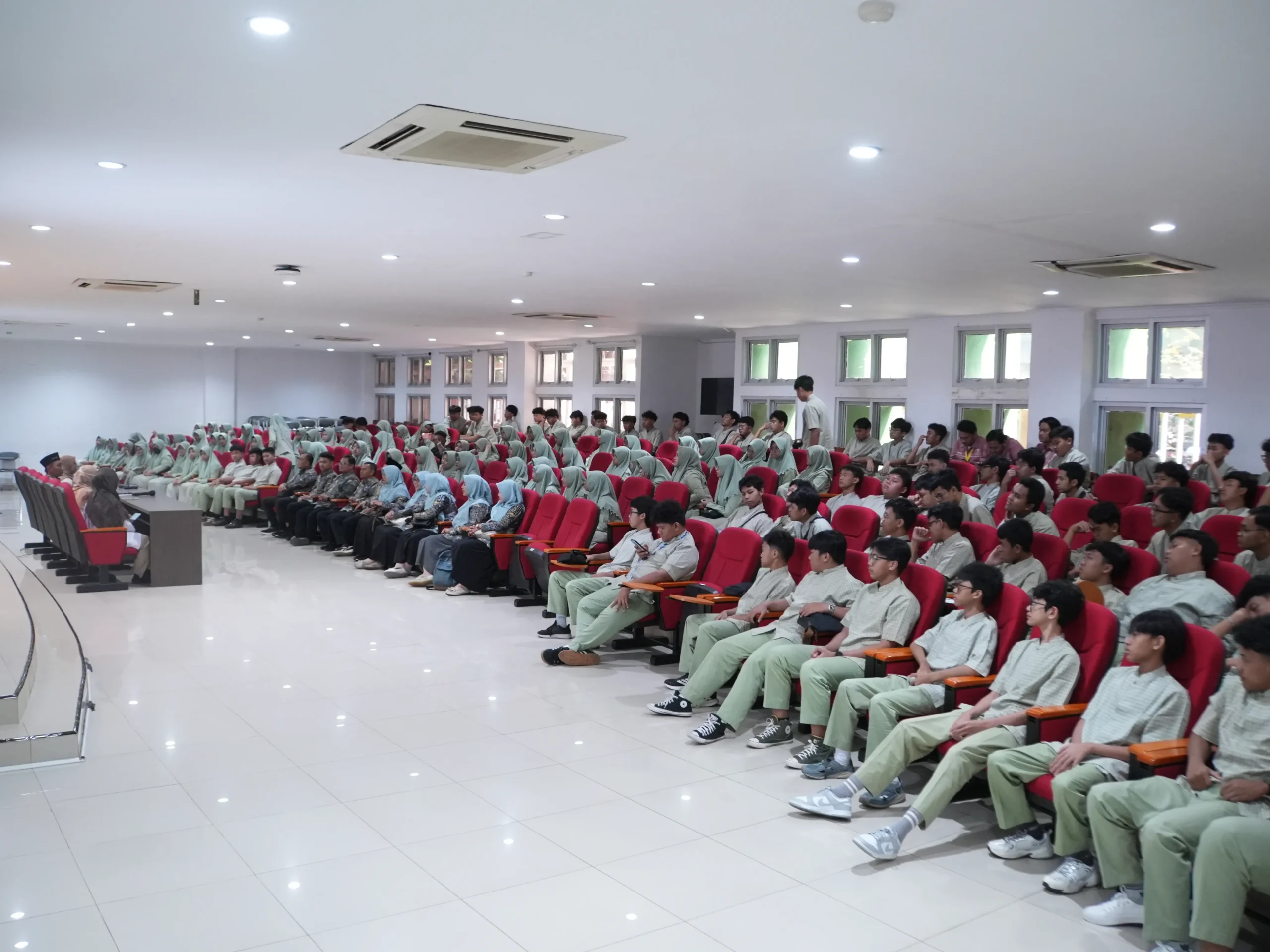 Siswa SMA Khadijah Surabaya mendengarkan pemaparan dosen Fakultas Kedokteran Universitas Diponegoro saat kegiatan pengenalan program studi di Kampus Tembalang.