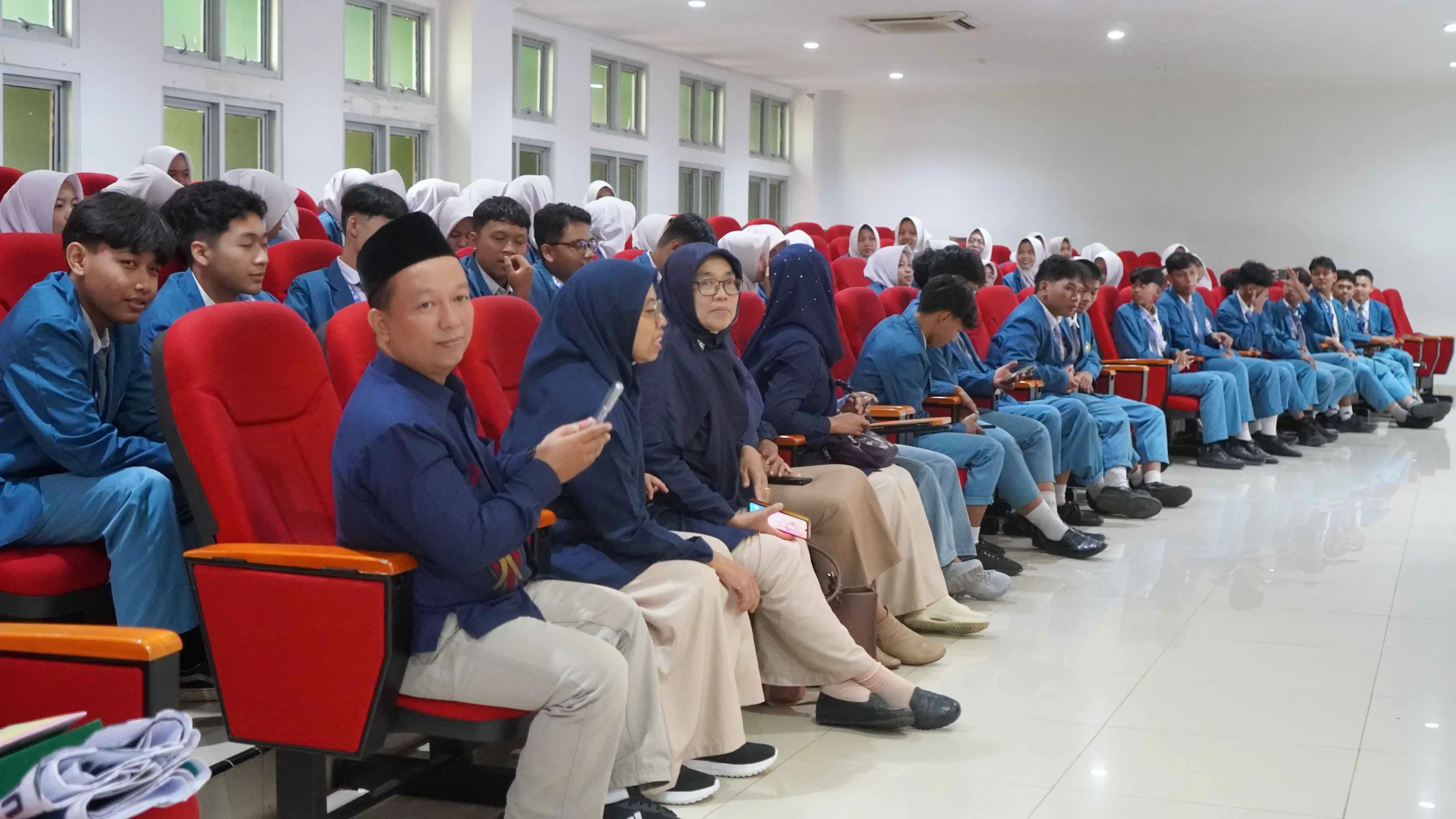 Siswa SMAN 1 Jombang menyimak pemaparan dosen Fakultas Kedokteran Universitas Diponegoro mengenai pendidikan dan karier di bidang kesehatan.