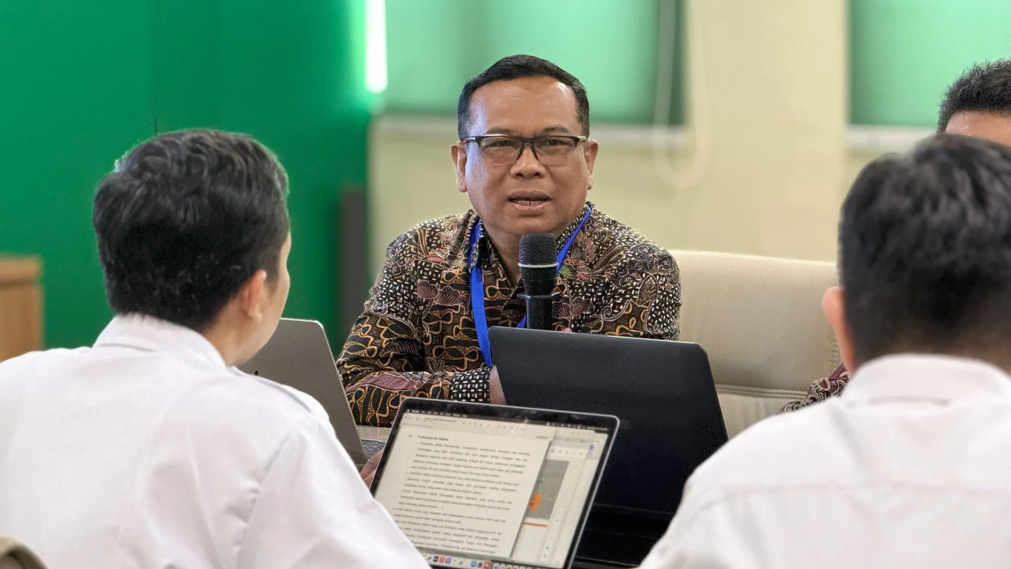 Audit Team Leader Drs. Kusno, MM delivers a presentation during the External Audit of the Anti-Bribery Management System based on the ISO 37001:2025 standard on May 20–21, 2026, at the Universitas Diponegoro Faculty of Medicine campus in Semarang.