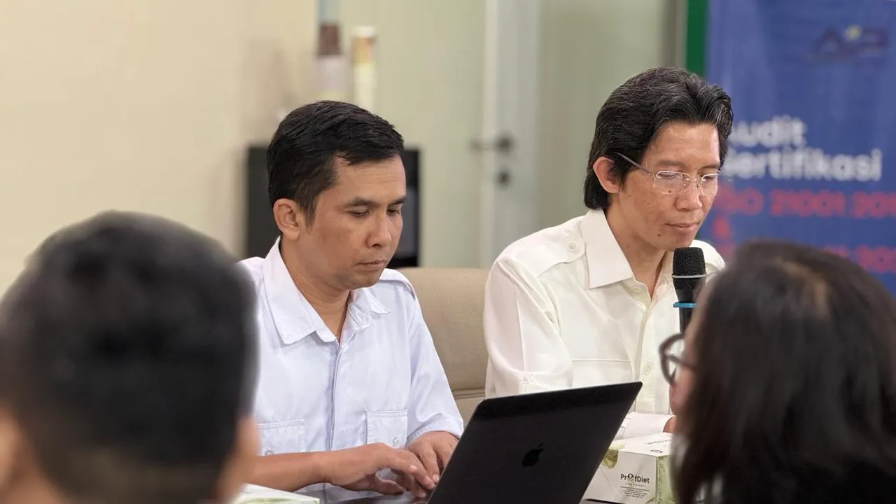 Dean of Fakultas Kedokteran Universitas Diponegoro, Prof. Dr. dr. Yan Wisnu Prajoko, M.Kes., Sp.B., Subsp.Onk(K) (right), delivers remarks during the External Audit of the Anti-Bribery Management System based on the ISO 37001:2025 standard on May 20–21, 2026, at the Faculty of Medicine campus of Universitas Diponegoro in Semarang.