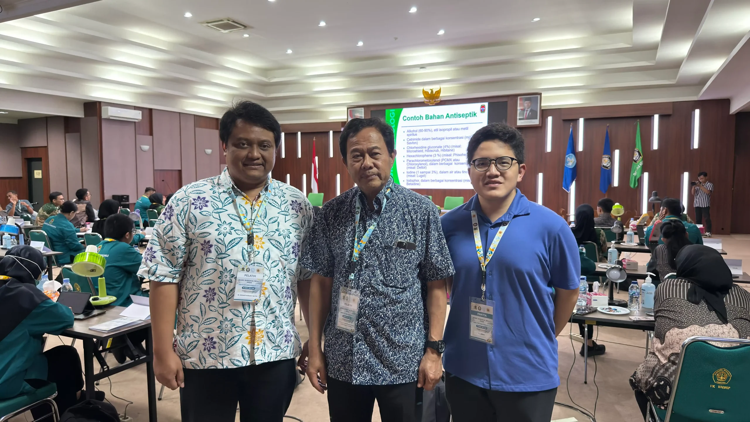 Prof. Dr. dr. Yudi Mulyana Hidayat, Sp.O.G., Subsp.Onk., D.MAS (center), Chair of the Independent College of Obstetrics, and dr. Ahmad Bukhoeri, Sp.O.G (left), Chair of the Organizing Committee, during the Basic Surgical Skill (BSS) 1 Training for the Obstetrics and Gynecology Residency Program in the Joglosemar Region at The Faculty of Medicine Universitas Diponegoro (FK Undip), Semarang, Friday, May 22, 2026.