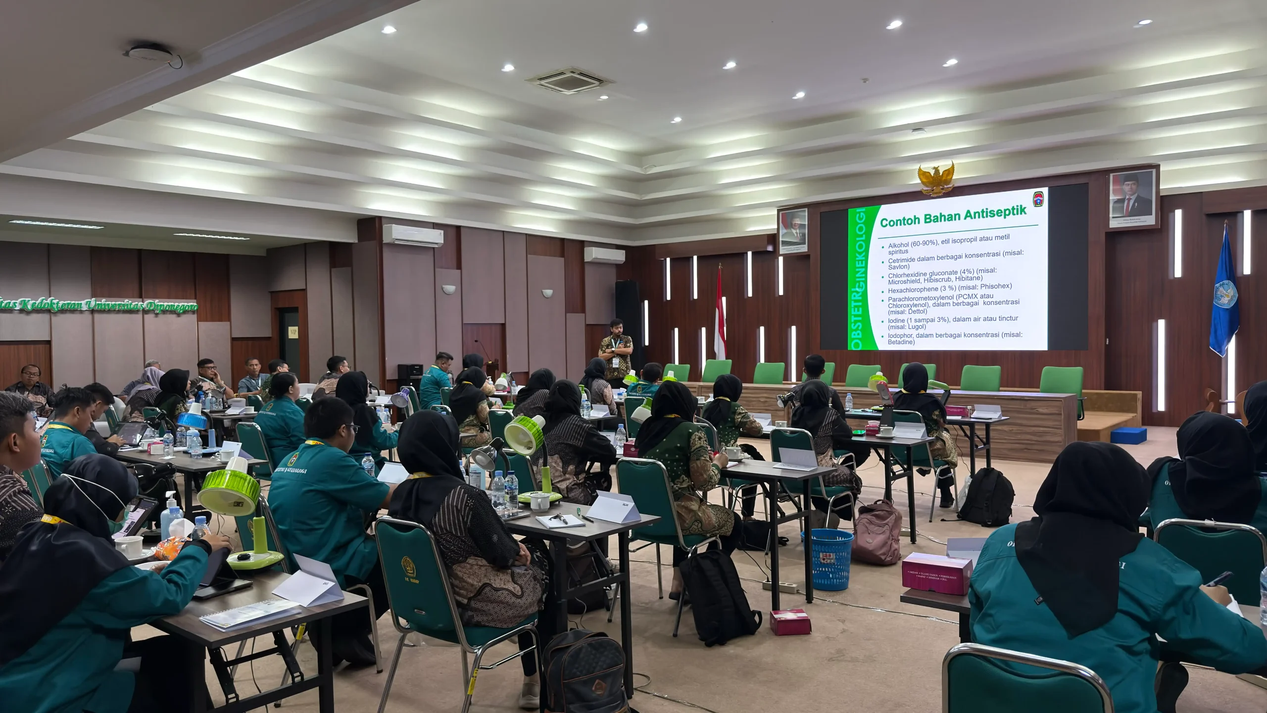 Peserta PPDS Obstetri dan Ginekologi mengikuti praktik Pelatihan Basic Surgical Skill (BSS) 1 Regional Joglosemar di Fakultas Kedokteran Universitas Diponegoro.