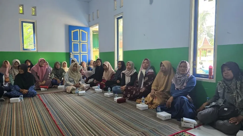 Kegiatan deteksi dini dan pendampingan kesehatan oleh tim multidisiplin FK Undip dalam program Posyandu Lansia Desa Gulon.