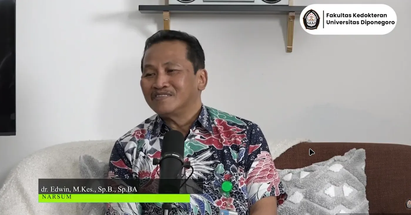 dr. Edwin M.Kes., Sp.B., Sp.BA., dosen Fakultas Kedokteran Universitas Diponegoro saat menjelaskan bahaya hernia pada bayi dan anak dalam podcast kesehatan OaSe FK Undip di Semarang.
