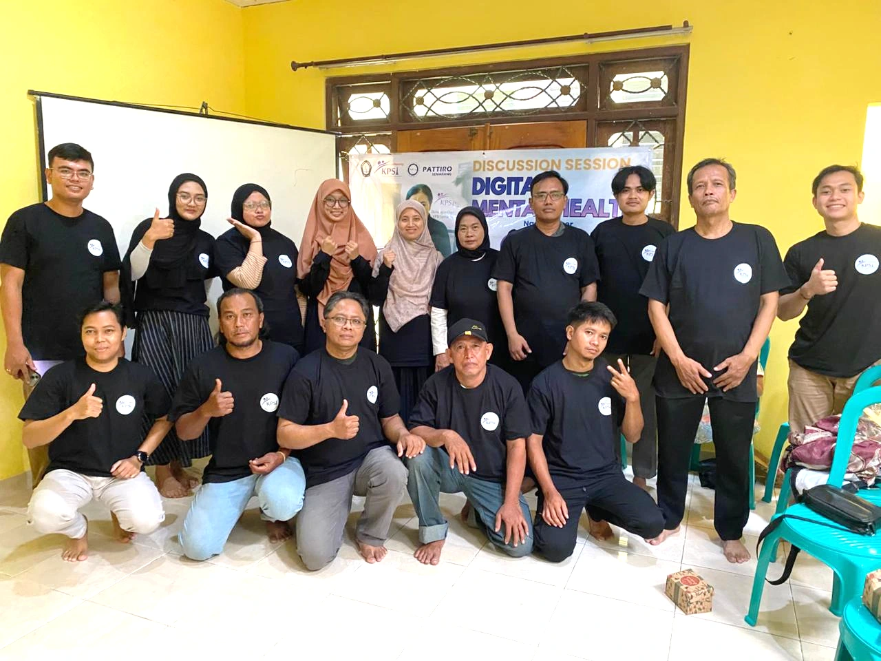 Peserta dan narasumber berfoto bersama usai Discussion Session “Digital Mental Health” yang diselenggarakan FK Undip, KPSI Simpul Semarang, dan Pattiro Semarang di Semarang.