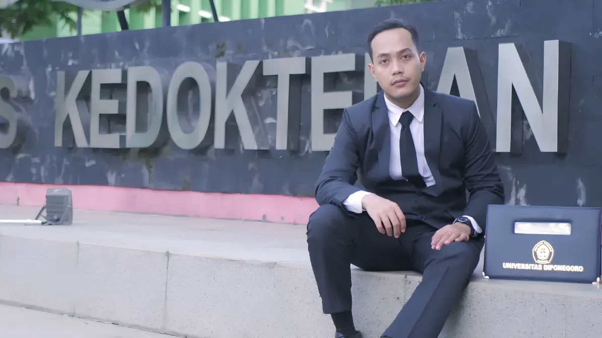 dr. Evangga Yudha Perdana, the son of a traditional herbal drink seller, who successfully earned his medical degree from The Faculty of Medicine Universitas Diponegoro (FK Undip) during the April 2026 graduation ceremony.