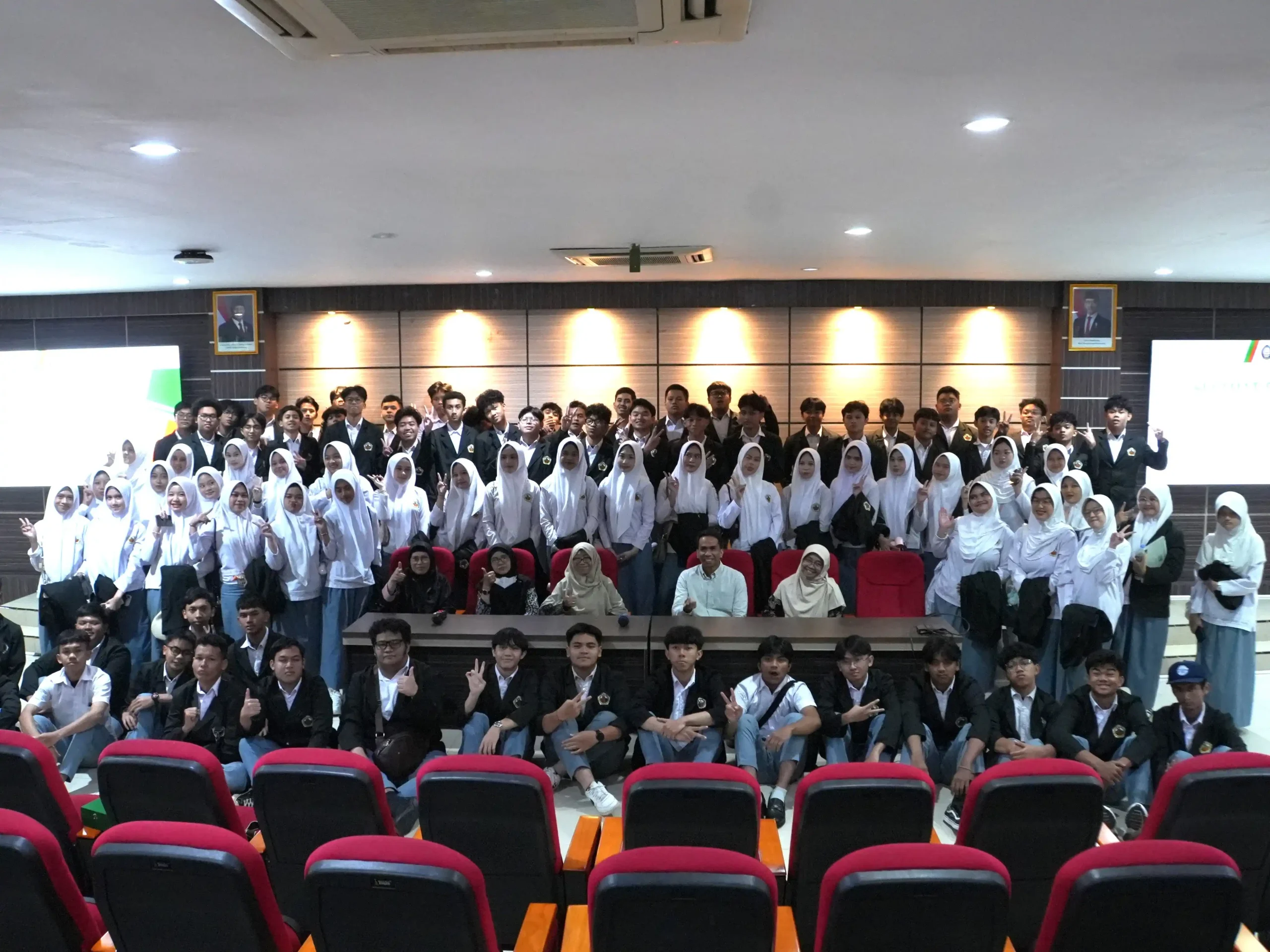 Fakultas Kedokteran Undip bersama rombongan SMA Islam PB Soedirman Bekasi berfoto bersama usai kegiatan kunjungan edukatif di Kampus Tembalang, Semarang.