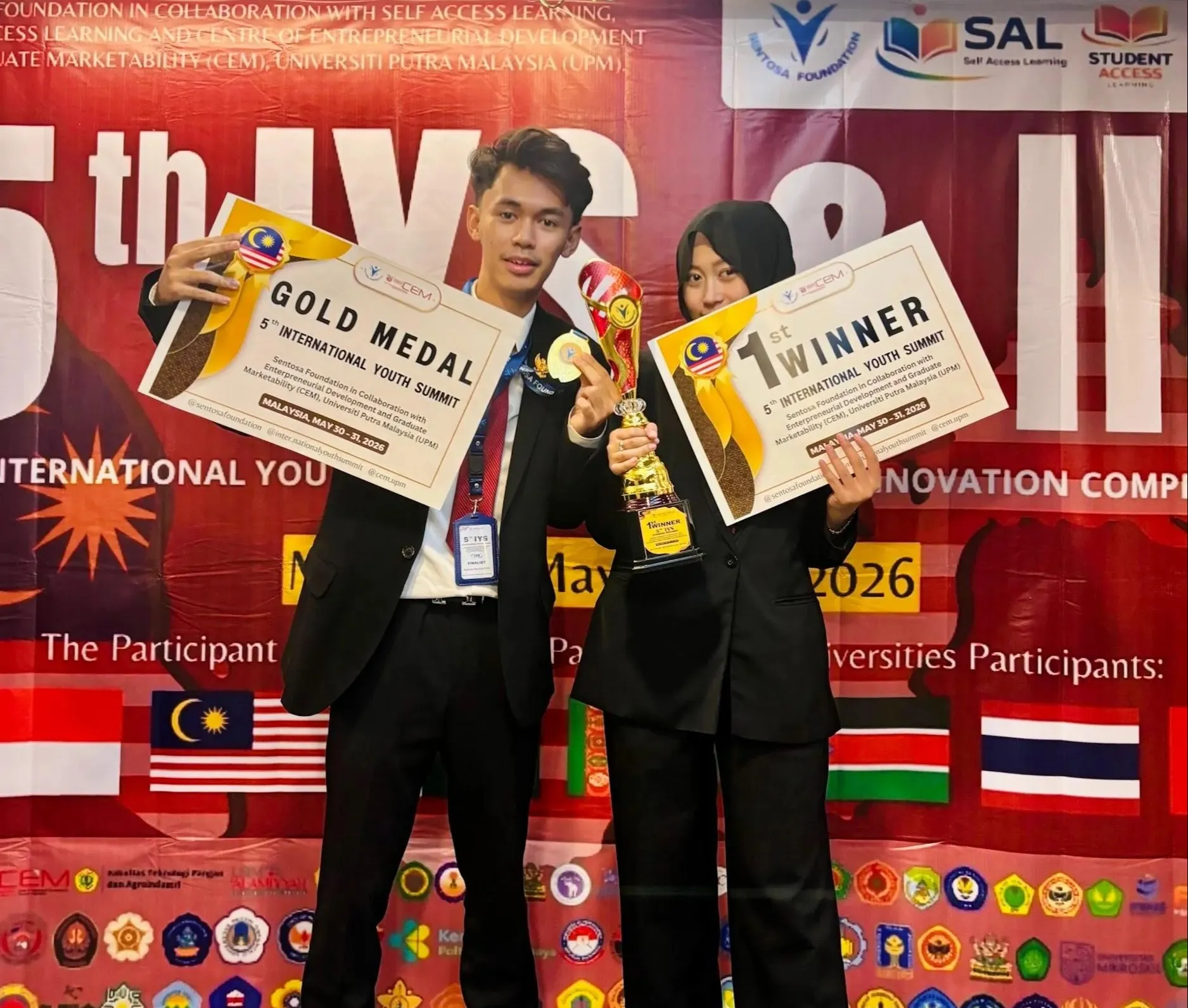 Ahmad Salman Faadhillah dari Fakultas Kedokteran Universitas Diponegoro bersama rekan kolaborator dari Fakultas Hukum UGM menunjukkan penghargaan Gold Medal dan 1st Winner pada ajang 5th International Youth Summit 2026 di Universiti Putra Malaysia.