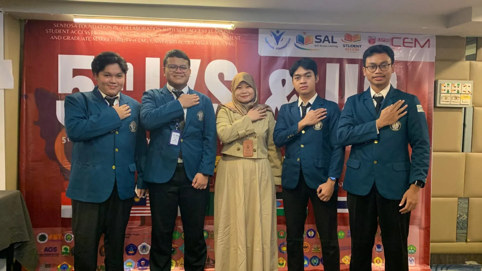 Mahasiswa FK UNDIP peraih Bronze Medal International Youth Summit 2026 dengan inovasi Planetary Health untuk restorasi pascabencana di Malaysia.
