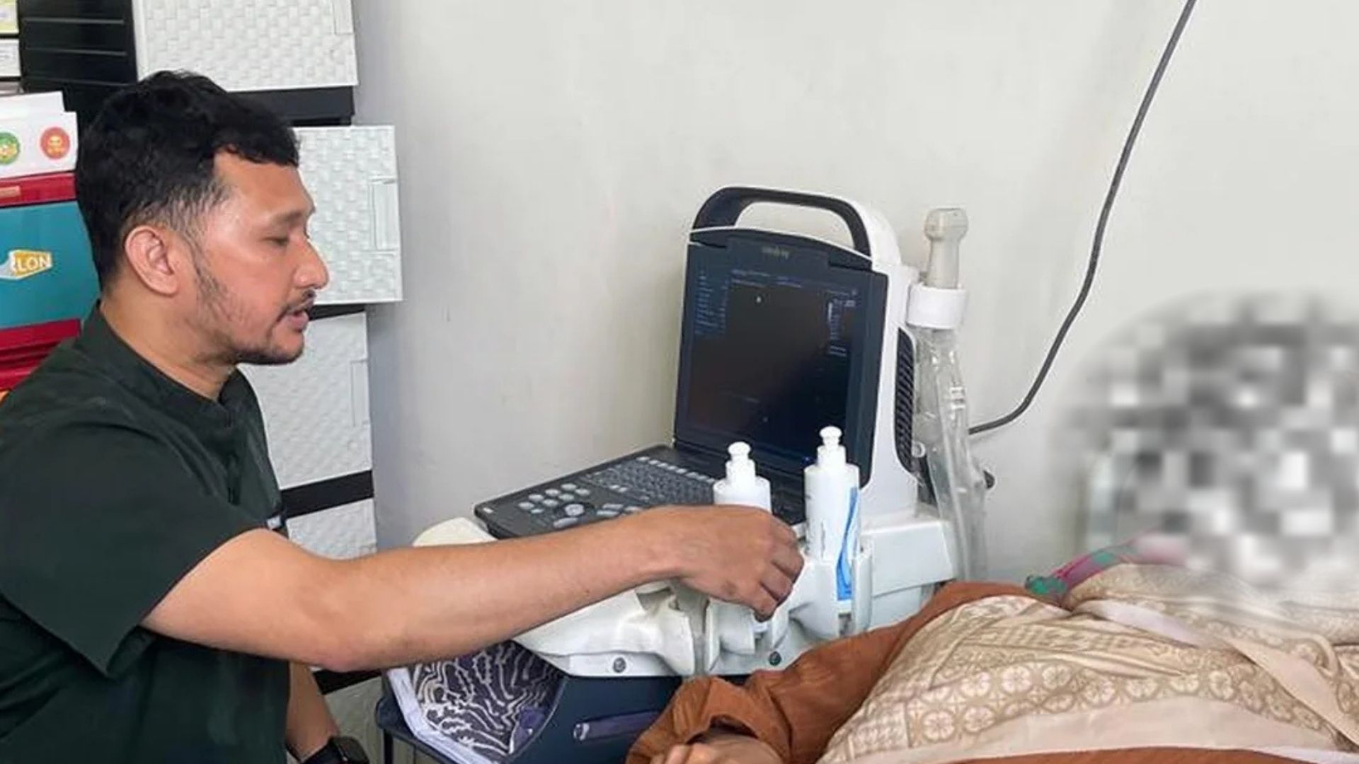 dr. Jose T. Manuputty, Sp.Og memberikan pelayanan kesehatan kepada pasien di rumah sakit Kabupaten Kepulauan Aru, Maluku